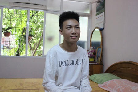 Cậu bé 9X 15 năm bò trên đất quyết tâm thi đỗ đại học